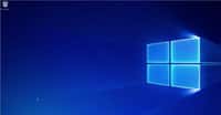 D’apparence, Windows 10 S est globalement identique aux autres versions de Windows 10. La seule petite différence notable est ce logo Windows sur l’arrière-plan du Bureau qui apparaît lors de la première mise en service. © Microsoft