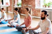 Le yoga s’avère présenter des effets bénéfiques chez des patients atteints d’insuffisance cardiaque, réduisant leurs symptômes sur le long terme. © Syda Productions, Adobe Stock 