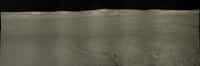 Magnifique panorama immortalisé par le rover chinois Yutu-2 à l'issue de son 40e jour lunaire sur la face cachée. On y voit les traces de ses six roues. On distingue même l'atterrisseur Chang'e 4 qui l'a déposé au sol il y a plus de trois ans aujourd'hui (le point noir à gauche, au pied du bord du cratère Von Kármán). © Clep, CNSA, Ourspace