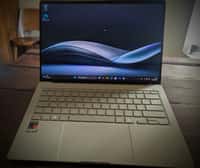 Compact, ultraléger, le Zenbook A14 sait séduire esthétiquement et pratiquement. © Futura