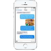 Pour les accros aux SMS, Apple a imaginé un système d’affichage qui leur permettrait d’écrire tout en marchant sans risquer de buter dans un passant ou un obstacle. Le principe utiliserait la caméra arrière de l’iPhone pour diffuser l’image à la place du fond d’écran de l’application. © Apple