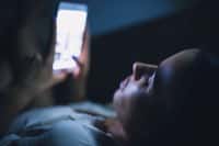 Les écrans émettent une grande quantité de lumière bleue, ce qui perturbe le rythme circadien. Regarder un écran le soir, avant de se coucher, retarde l’heure d’endormissement. © antgor, Fotolia