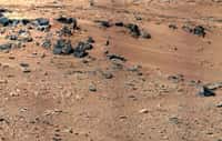 Le site de Rocknest photographié en 2012 par Curiosity. Les analyses chimiques du sol martien par le rover sont venues compléter les leçons que l'on avait déjà tirées des analyses des missions Viking. Le sol martien ressemble étonnamment&nbsp;à certains sols volcaniques que l'on trouve à Hawaï. Il est donc possible&nbsp;de reconstituer celui de Mars. © Nasa
