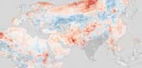 Carte des anomalies de température de surface (par rapport à la période 2001-2010) relevée dans une moitié du globe terrestre entre le 20 et le 27 juillet 2016 par l’instrument Modis du satellite Terra. En rouge, supérieure ou égale à 12 °C ; en bleu, inférieure ou égale à 12 °C. Certaines régions de la Sibérie, qui restent habituellement froides en été, ont eu exceptionnellement des températures quasi-tropicales en juillet. Une épidémie d’anthrax a été causée par l’exposition d’une vieille carcasse de rennes prisonnière du pergélisol. Elle a causé la mort d’un enfant et de plus de 2.300 rennes. © Nasa, GSFC, Terra