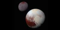 Sur cette image composite de New Horizons, on peut apprécier les différentes caractéristiques physiques des deux grands corps de ce système binaire : Pluton (en bas) et Charon (en haut). La planète naine arbore des reliefs — notamment dans ce grand Cœur et ses alentours — témoignant d’une dynamique insoupçonnée jusqu’à la visite de la sonde, le 14 juillet 2015. © Nasa, SwRI, JHUAPL