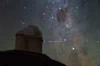 La nova Centauri 2013, particulièrement brillante dans le ciel austral, est vue en train d'exploser. Elle a levé un mystère : pourquoi tant de lithium dans certaines étoiles jeunes ? Parce qu'elles ont été bombardées par de la matière, riche en lithium, éjectée par des novae de ce genre. © Y. Beletsky (LCO)/ESO