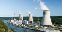 L'énergie nucléaire, bien qu'elle ne soit pas renouvelable, n'est pas non plus une énergie fossile, et est de plus décarbonée. © jotily, Fotolia