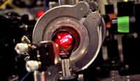  Une cavité optique utilisée pour contrôler la longueur d'onde des lasers employés pour refroidir des molécules de fluorure de strontium dans un piège magnéto-optique. © Michael Helfenbein