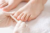 Le pédicure-podologue soigne l’ensemble des affections du pied, allant de l’ongle incarné à la confection de semelles orthopédiques. © fotoduets, Adobe Stock.
