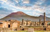 Photographie des ruines de Pompéi devant le Vésuve, dont l'éruption a détruit la ville en 79 après J.-C. © dbvirago, Adobe Stock