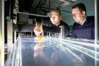 Horst Punzmann (à gauche) et Michael Shats (à droite) sont deux des physiciens de l‘Australian National University (ANU) qui ont découvert un surprenant phénomène avec les ondes de gravité à la surface de l'eau. Les vagues et la houle à la surface de la mer sont les exemples les plus communs d'ondes de gravité. © Stuart Hay