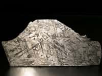 Une coupe de la météorite Gibeon, une sidérite octaédrite classée IV A, trouvée en Namibie en 1836. La belle structure de ses figures de Widmanstätten et son excellent état de conservation en font la météorite la plus utilisée en bijouterie. Elle est surtout très précieuse pour les géologues car elle donne des indices sur l'aspect du noyau en fer et en nickel de la Terre. Ces météorites pourraient être des vestiges des noyaux de petites planètes. © L. Carion, carionmineraux.com