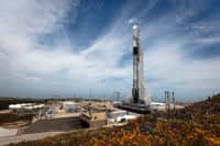 Un lanceur réutilisable Facon 9 de SpaceX prêt pour un lancement de jour sous le soleil californien, le 12 juin 2019, dans le cadre de sa mission de mise en orbite des trois satellites de la constellation Radarsat. © SpaceX