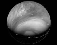 Vénus imagée par la caméra VMC de la sonde européenne Venus Express avec un filtre ultraviolet à 365 nm, à quelque 33.000 km de distance. Les détails visibles en UV se déplacent entre deux images successives, ce qui permet de mesurer la vitesse du vent, principalement orientée d’est en ouest (de droite à gauche sur l’image). © Esa
