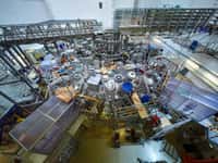 Une vue du stellarator Wendelstein 7-X au moment de l'achèvement de sa construction. Il va surtout servir à vérifier qu'il est possible de&nbsp;confiner un plasma de façon stable. Ce n'est qu'une machine expérimentale qui n'ira pas jusqu'à réaliser la&nbsp;fusion nucléaire. © Bernhard Ludewig/IPP 