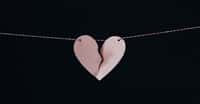 L’amour peut briser les cœurs. Au sens propre du terme. Les spécialistes parlent alors de cardiomyopathie de Tako-Tsubo. © Kelly Sikkema, Unsplash
