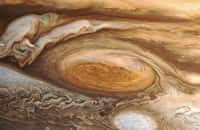 La Grande Tache Rouge de Jupiter, existant probablement au moins depuis les observations de l’astronome Jean-Dominique Cassini au XVIIe siècle, a vu sa taille et sa couleur varier depuis le XIXe siècle. C’est à cette époque qu’elle a pris la coloration qui lui a donné son nom. Il n’y a pas de consensus sur l’origine et la nature exacte des composés chimiques à l’origine de sa couleur. On en voit ici une photographie traitée à l'ordinateur à partir des observations de Voyager 1. © Nasa