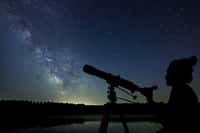 Observation de la voûte céleste au télescope. © allexxandarx, Adobe Stock
