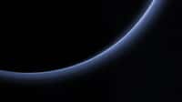 Les couches de brume s’empilent jusqu’à 200 km d’altitude dans l’atmosphère bleutée de Pluton. © Nasa, JHUAPL, SwRI