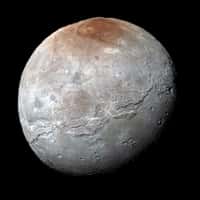 Charon photographiée par New Horizons le 14 juillet, juste avant le survol de Pluton. Les images prises à travers les filtres infrarouge, rouge et bleu de l’instrument Ralph/MVIC révèlent les différentes compositions des terrains. La région du pôle nord nommée Mordor Macula se distingue du reste de ce corps céleste, deux fois plus petit que son compagnon Pluton. La résolution est de 2,9&nbsp;km par pixel. Téléchargez l’image en haute résolution ici. © Nasa, JHUAPL, SwRI