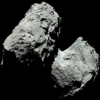 Trois images indépendantes de Tchouri ont été réalisées à travers les filtres vert, rouge et bleu de l’instrument Osiris de Rosetta, le 6 août 2014, puis fondues en une seule composition mosaïque pour obtenir ce portrait qui se veut le plus proche possible de ce que nos yeux pourraient voir. La sonde spatiale qui venait d’arriver était alors à 120 km de la comète. L’image couvre environ 4 km, soit la longueur de la comète. © Esa, Rosetta, MPS, UPD, LAM, AAI, SSO, INTA, UPM, DASP, IDA