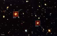 Le champ profond sud de Hubble (Hubble Deep Field South) est à l’arrière-plan de cette image composite. Les nouvelles observations réalisées avec l’instrument Muse installé au foyer du VLT (mont Paranal, Chili) ont permis de détecter des galaxies lointaines invisibles avec le célèbre télescope spatial comme les deux exemples indiqués ici. © Eso, Muse Consortium, R. Bacon