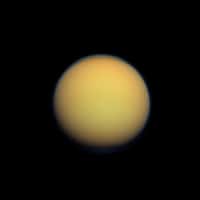Portrait de Titan, plus grande lune de Saturne, capturée par la sonde spatiale Cassini à environ 190.000 km de distance le 30 janvier 2012. Épaisse de plus de 600 km, son atmosphère abonde en azote dont le rapport isotopique suggère une origine commune aux éléments qui peuplent le lointain nuage de Oort. © Nasa, JPL-Caltech, Space Science Institute