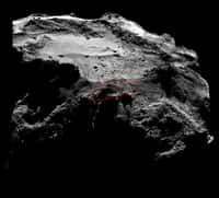 Image de Rosetta prise par Osiris-Nac le 13 décembre 2014 et utilisée par les scientifiques pour rechercher Philae. Dans cette région du petit lobe de la comète 67P/Churyumov-Gerasimenko, on reconnaît la dépression nommée Hatmehit où se situe Agilkia, le site d’atterrissage initial. Après plusieurs rebonds, le robot a dérivé et s’est vraisemblablement posé quelque part dans la région marquée par l’ellipse rouge. Cette zone désignée Bastet est actuellement plongée plus de 11 heures dans l’obscurité sur les 12,4 heures que dure la rotation de l’astre. Mesurant 1 m de large, Philae n’occupe que 3 pixels sur ce cliché. Cliquez ici pour obtenir l’image en haute résolution (3 Mo). © Esa, Rosetta, MPS, UPD, LAM, IAA, SSO, INTA, UPM, DASP, IDA