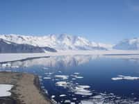 Selon une récente étude, la contribution de la fonte des glaces de l’Antarctique à la hausse du niveau de la mer sera probablement plus faible que prévu, la valeur la plus probable étant de 10 cm en 2100. Ici, le mont Herschel (3.335 m), dans la chaîne de l’Amirauté, en Antarctique. © Snowwayout, Wikimedia Commons, CC by-sa 2.5