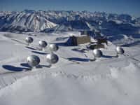 Le télescope Noema déployé sur le Plateau de Bure, dans les Hautes-Alpes, est actuellement composé de sept antennes de 15 mètres de diamètre. Cinq autres viendront compléter l’installation qui est d’ores et déjà l’interféromètre le plus puissant de l’hémisphère nord. © André Rambaud, Iram