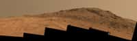 Le rover Opportunity s’est établi sur les pentes sud de la région Hinners Point, située sur la crête nord de la vallée de Marathon, ici photographiée par Opportunity le 14 août 2015 (sol 4.108). Cette zone ouvre un passage dans les remparts du cratère Endeavour. © Nasa, JPL-Caltech, Cornell University, Arizona State University