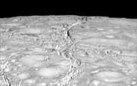 Région proche du pôle nord d’Encelade photographiée le 14 octobre 2015 par la sonde Cassini, à environ 6.000 km de la surface. Il n’y a pas que des cratères d’impact comme s’y attendaient les chercheurs. © Nasa, JPL-Caltech, Space Science Institute