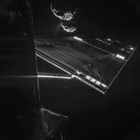 L’arrivée de Rosetta autour de la comète 67P après dix années de voyage interplanétaire et l’atterrissage risqué de Philae à sa surface furent incontestablement des événements historiques qui ont marqué l’année 2014. Ce portrait de Rosetta, avec le noyau de la comète à l'arrière-plan, a été réalisé en octobre 2014 par Philae, alors que l'atterrisseur était encore fixé sur la sonde. © Esa, Rosetta, Civa