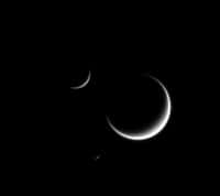 Cette scène réunissant trois croissants de lunes a été photographiée dans la banlieue de Saturne par la sonde Cassini. On y reconnaît Titan (la plus grande, au centre), Mimas (en haut, à gauche de Titan) et Rhéa (en dessous de Titan). © Nasa, JPL-Caltech, Space Science Institute 