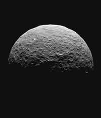 La sonde Dawn se situait à 22.000 km de la surface de Cérès lorsqu’elle a pris cette vue au-dessus du pôle nord de la planète naine, entre le 14 et le 15 avril. La résolution de l’image atteint 2,1 km par pixel. © Nasa, JPL-Caltech, UCLA, MPS, DLR, IDA