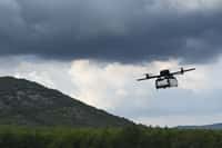 Présenté le 29 septembre, le drone de 3,7 kg, à six rotors, est capable de transporter 3 kg sur 20 km. © AFP Photo, Boris Horvat