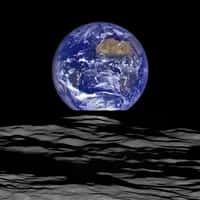 Lever de Terre au-dessus du cratère Compton (162 km de diamètre), proche du limbe est de la Lune. Image composite prise le 12 octobre 2015 et créée à partir de séries réalisées en noir et blanc en très haute résolution avec NAC (Narrow Angle Camera) et en couleurs avec WAC (Wide Angle Camera) de la sonde LRO. © Nasa, Goddard, Arizona State University