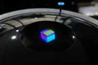 Ce petit Rubik's Cube virtuel est un hologramme de 7 centimètres. Selon ses concepteurs, il s'agit du premier véritable hologramme en couleur jamais réalisé. © NocutVideo, ETRI, YouTube