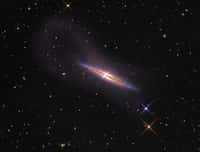 Isolée à environ 55 millions d’années-lumière de la Voie lactée, en direction de la constellation de la Grande Ourse, la galaxie NGC 4013 apparaît littéralement comme un « univers-île » dans cette région du ciel boréal. Vue par la tranche, le grand courant de gaz s’étirant jusqu’à 80.000 années-lumière de son bulbe minuscule n’a été découvert que dans les années 2000. © R. Jay Gabany (Blackbird Observatory)