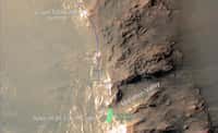 Le 9 février 2015 (Sol 3926), il ne restait plus que 200 m à parcourir à Opportunity sur le bord ouest du grand cratère Endeavour (22 km de diamètre) pour achever son premier marathon, soit 42,195 km, commencé il y a 11 ans. Après l’exploration du petit cratère Spirit of Saint Louis, le rover s’engagera dans la vallée de Marathon où affleurent différents types de minéraux hydratés. Image prise par l’orbiteur MRO. © Nasa, JPL-Caltech, University of Arizona