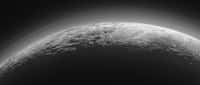 Cette image de Pluton a été prise par la sonde New Horizons le 14 juillet 2015, à quelque 18.000 km de distance, 15 mn après le survol de la région Tombaugh et de la plaine Spoutnik. On aperçoit une partie de cette dernière, sur le limbe, à droite. Les montagnes qui la bordent, en bas et à sa gauche (est) sont Norgay Montes. Plus haut, sur l’horizon, on distingue Hillary Montes. Par-dessus, on compte, dans son atmosphère riche en azote, plus d’une douzaine de couches de brume jusqu’à 100 km d’altitude. L’image couvre une portion de 1.250 km. Téléchargez l’image en haute résolution ici (3,7 Mo). © Nasa, JHUAPL, SwRI