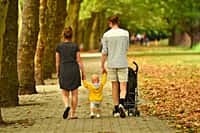 Dans nos sociétés occidentales, les soins quotidiens apportés aux enfants sont donnés quasi exclusivement par les deux parents. © Mabel Amber, Pixabay