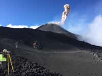 Scientifiques travaillant sur le Mont Etna. © Nikola Rogic, imaggeo.egu.eu