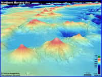 Le fond océanique est parsemé de monts sous-marins, comme ici au niveau de l'arc volcanique des Mariannes. © Image courtesy of Submarine Ring of Fire 2014 - Ironman, NOAA/PMEL, NSF