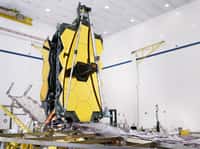 Le James Webb Space Telescope (JWST) intégralement assemblé entreposé dans son hangar. © Nasa, Chris Gunn