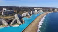 La plus grande piscine du monde survolée en drone au Chili