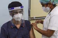 Un agent de santé inocule à un étudiant une dose du vaccin contre le coronavirus Covid-19 d'AstraZeneca-Oxford à l'hôpital Rajawadi de Mumbai, le 22 juin 2021. © Punit Paranjpe, AFP