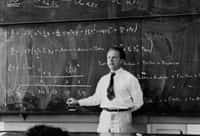 Le physicien allemand Werner Heinsenberg (1901-1976) a révolutionné la physique en découvrant en 1925 la mécanique quantique matricielle. On le voit ici expliquer la théorie quantique en 1936. Heisenberg avait rejeté la notion de trajectoire pour les électrons circulant au sein d'un atome, jetant ainsi les bases d'une nouvelle conception de la géométrie de l'espace et du temps, et pas seulement d'une nouvelle physique de la matière et du rayonnement. © AIP Emilio Segre Visual Archives  