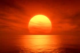 Entièrement recouverte d'un océan, la planète Solaris tourne autour de deux soleils : un rouge et un bleu. © Magann, Adobe Stock 