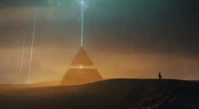 Dans le jeu des Trois corps, désert où règnent les climats les plus extrêmes, seule résiste, solitaire, une pyramide qui traverse les siècles. © andreiuc88, Adobe Stock